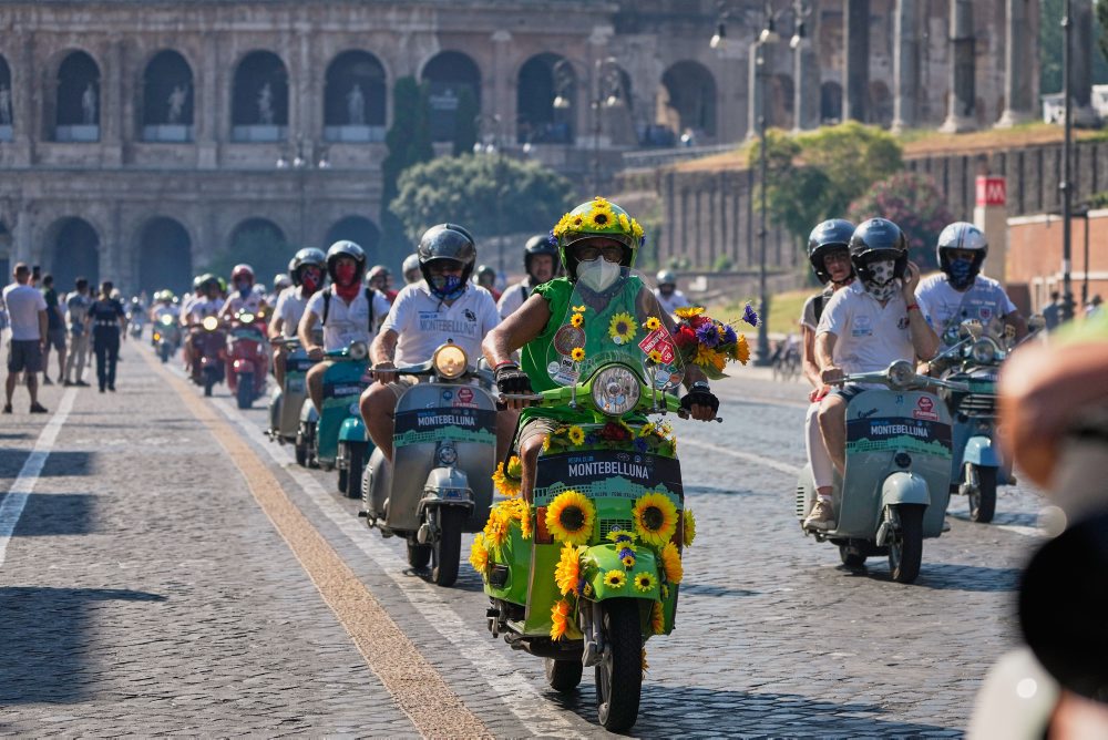 Centrum Ríma pri príležitosti svojho 80. výročia zaplavili skútre Vespa