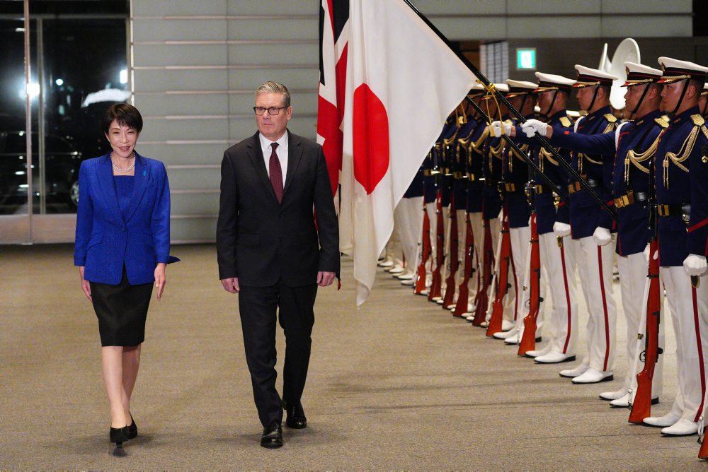 Britský premiér Keir Starmer pricestoval na návštevu Japonska, stretol sa s premiérkou Sanae Takaičiovou 