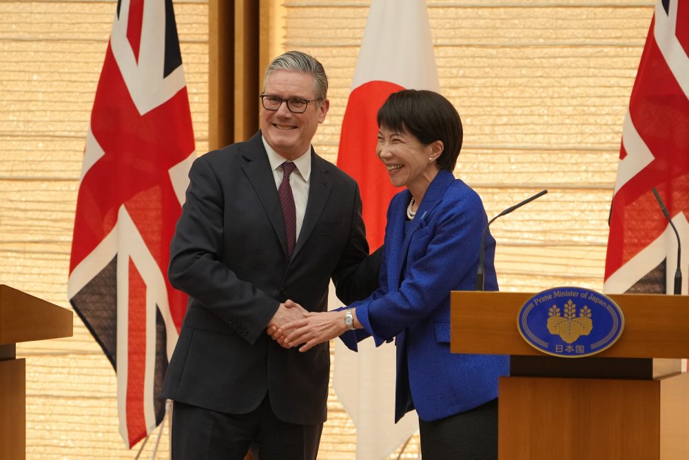 Britský premiér Keir Starmer pricestoval na návštevu Japonska, stretol sa s premiérkou Sanae Takaičiovou 