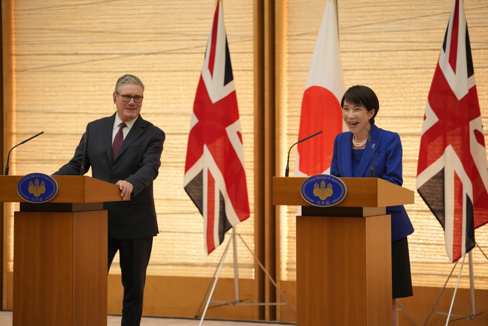 Britský premiér Keir Starmer pricestoval na návštevu Japonska, stretol sa s premiérkou Sanae Takaičiovou 