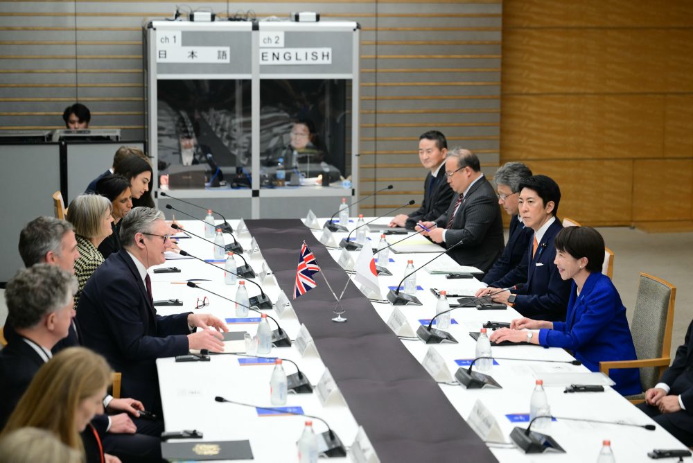 Britský premiér Keir Starmer pricestoval na návštevu Japonska, stretol sa s premiérkou Sanae Takaičiovou 