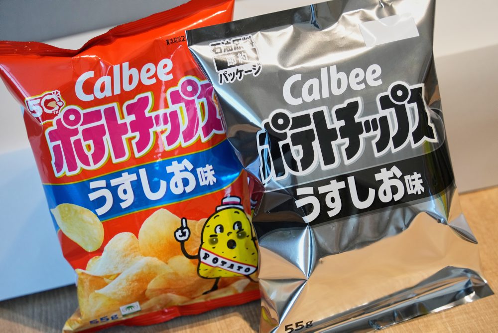 Japonský výrobca čipsov nahradil farebné obaly za čierno-biele