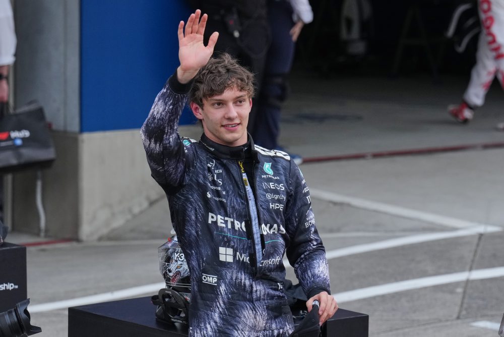 Talian Kimi Antonelli využil safety car a triumfoval v Japonsku pred Piastrim