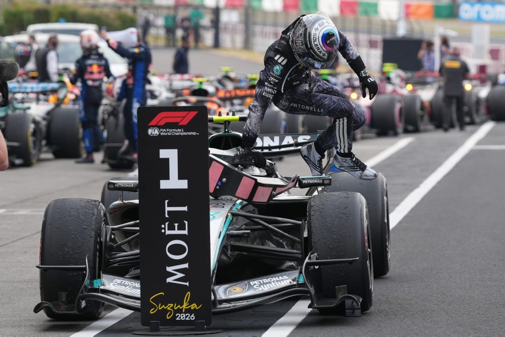 Talian Kimi Antonelli využil safety car a triumfoval v Japonsku pred Piastrim