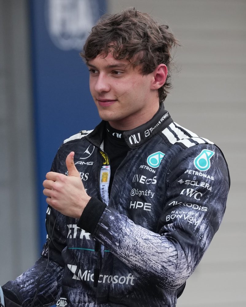 Talian Kimi Antonelli využil safety car a triumfoval v Japonsku pred Piastrim