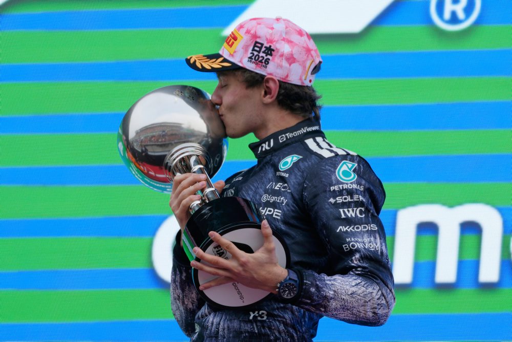 Talian Kimi Antonelli využil safety car a triumfoval v Japonsku pred Piastrim