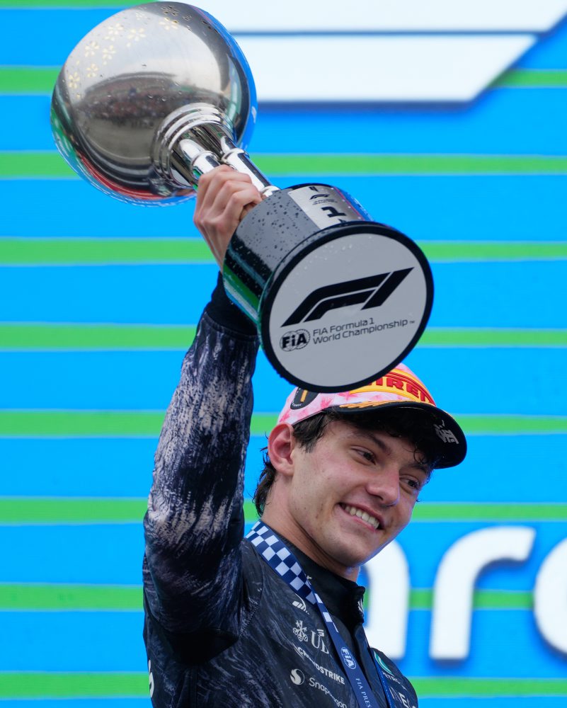 Talian Kimi Antonelli využil safety car a triumfoval v Japonsku pred Piastrim