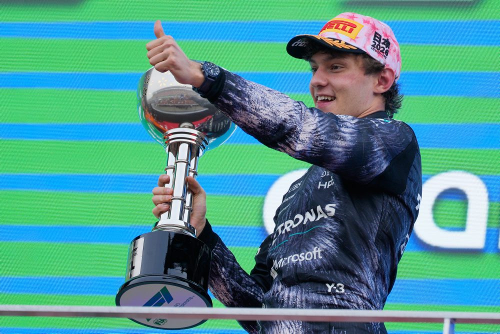 Talian Kimi Antonelli využil safety car a triumfoval v Japonsku pred Piastrim