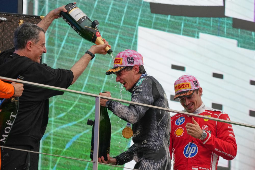 Talian Kimi Antonelli využil safety car a triumfoval v Japonsku pred Piastrim