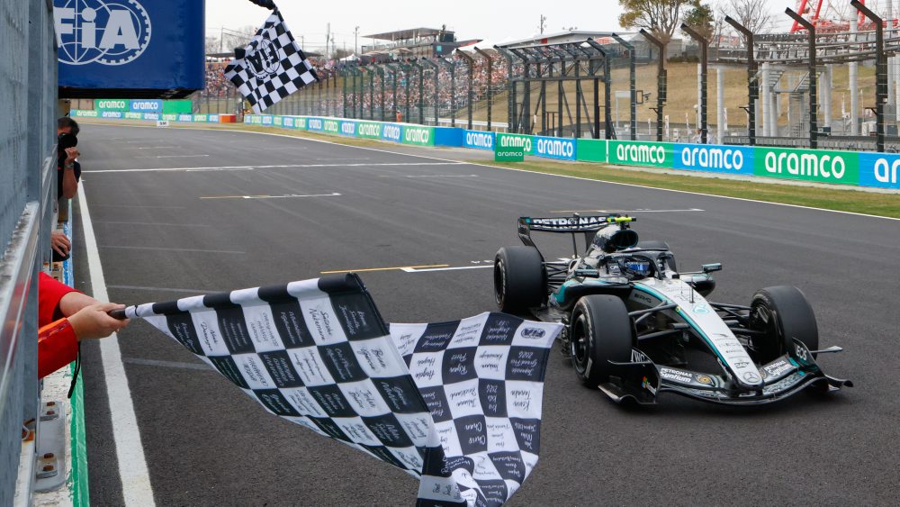 Talian Kimi Antonelli využil safety car a triumfoval v Japonsku pred Piastrim