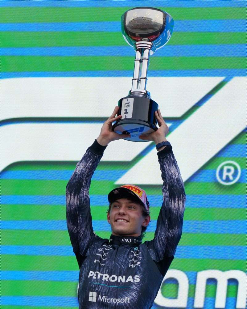 Talian Kimi Antonelli využil safety car a triumfoval v Japonsku pred Piastrim