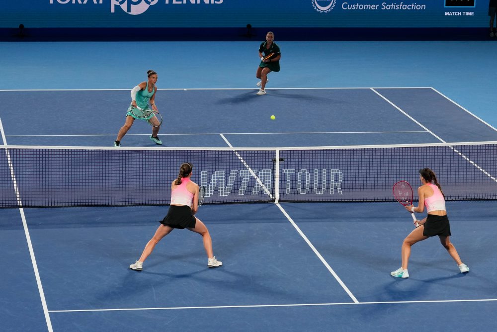 Semifinále štvorhry v Tokiu:  Tereza Mihalíková, Olivia Nichollsová - Sara Erraniová, Jasmine Paoliniová