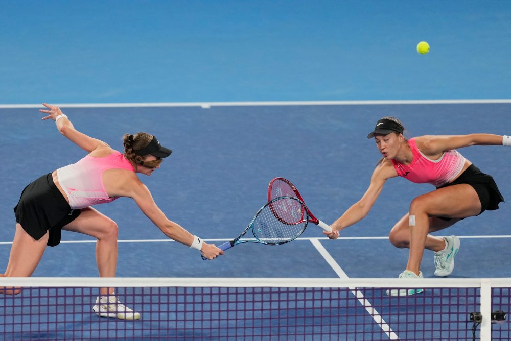 Semifinále štvorhry v Tokiu:  Tereza Mihalíková, Olivia Nichollsová - Sara Erraniová, Jasmine Paoliniová