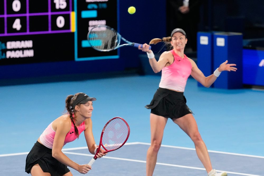 Semifinále štvorhry v Tokiu:  Tereza Mihalíková, Olivia Nichollsová - Sara Erraniová, Jasmine Paoliniová