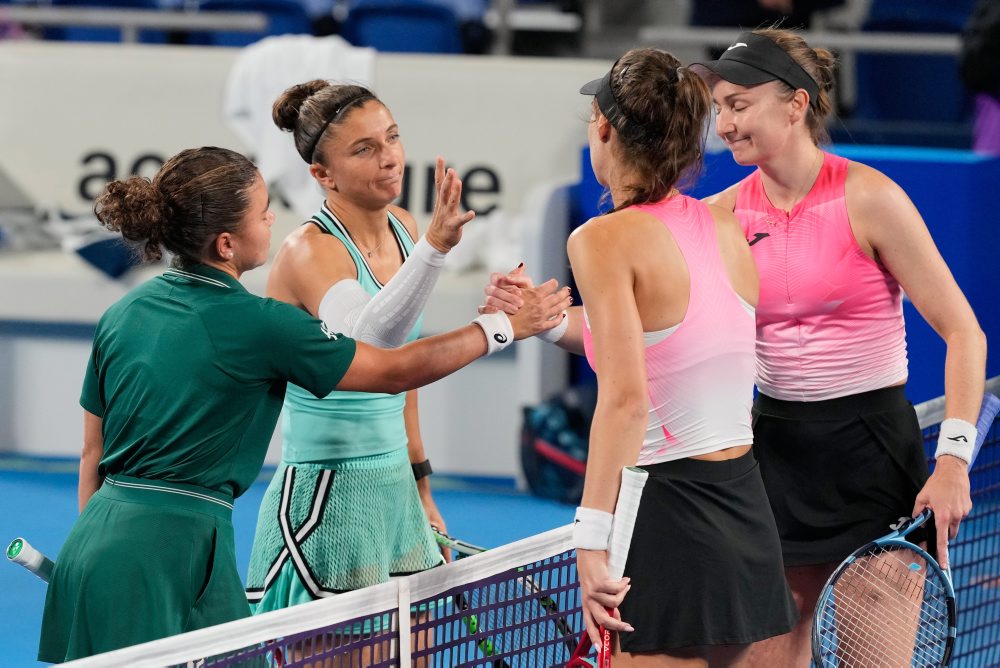 Semifinále štvorhry v Tokiu:  Tereza Mihalíková, Olivia Nichollsová - Sara Erraniová, Jasmine Paoliniová