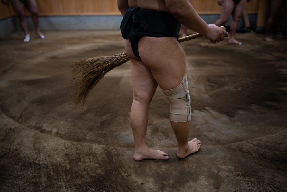 Sumo zápasníci počas ranného tréningu v stajni Ajigawa v Tokiu