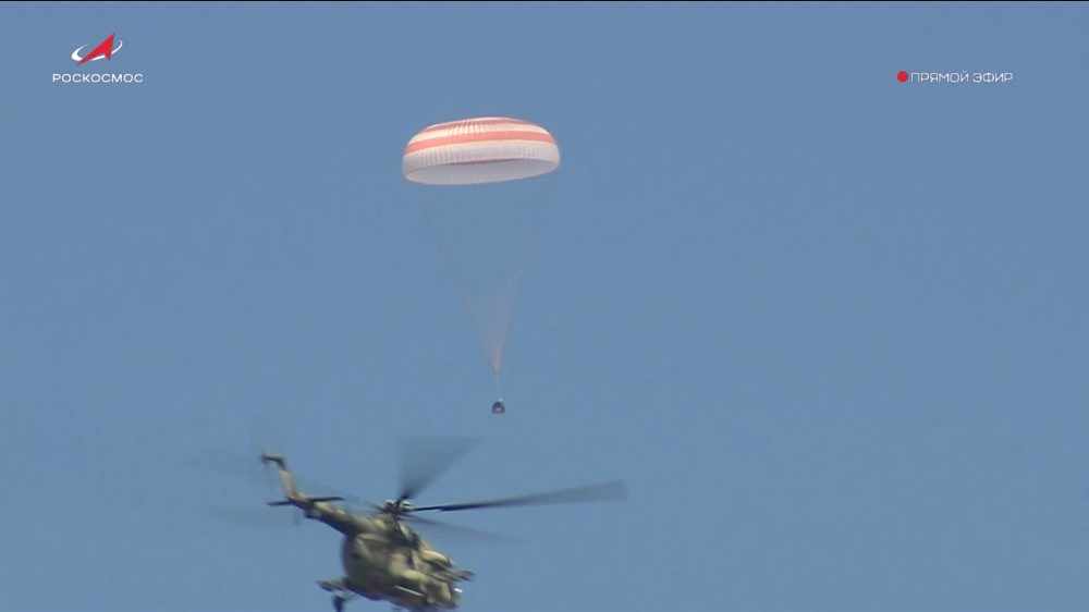 Trojčlenná posádka lode Sojuz MS-28 sa z ISS úspešne vrátila na Zem