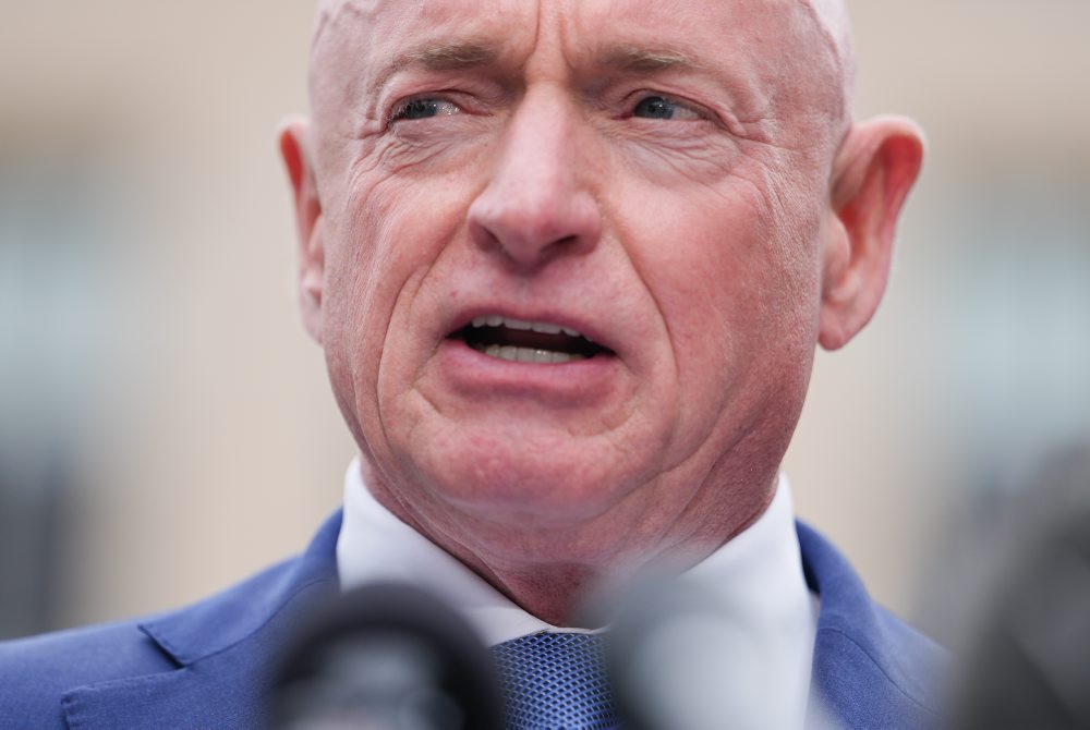 Senátor Kelly: USA nebezpečne vyčerpali svoje zásoby munície