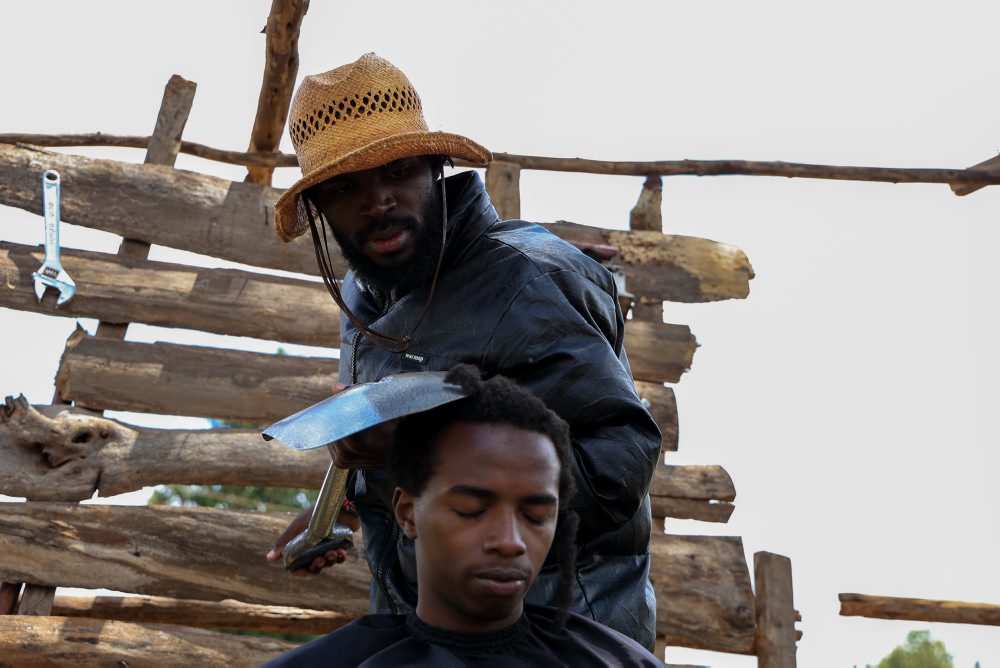 Kenský holič, ktorý používa ostro nabrúsenú lopatu, prosperuje vďaka africkému šialenstvu na sociálnych médiách