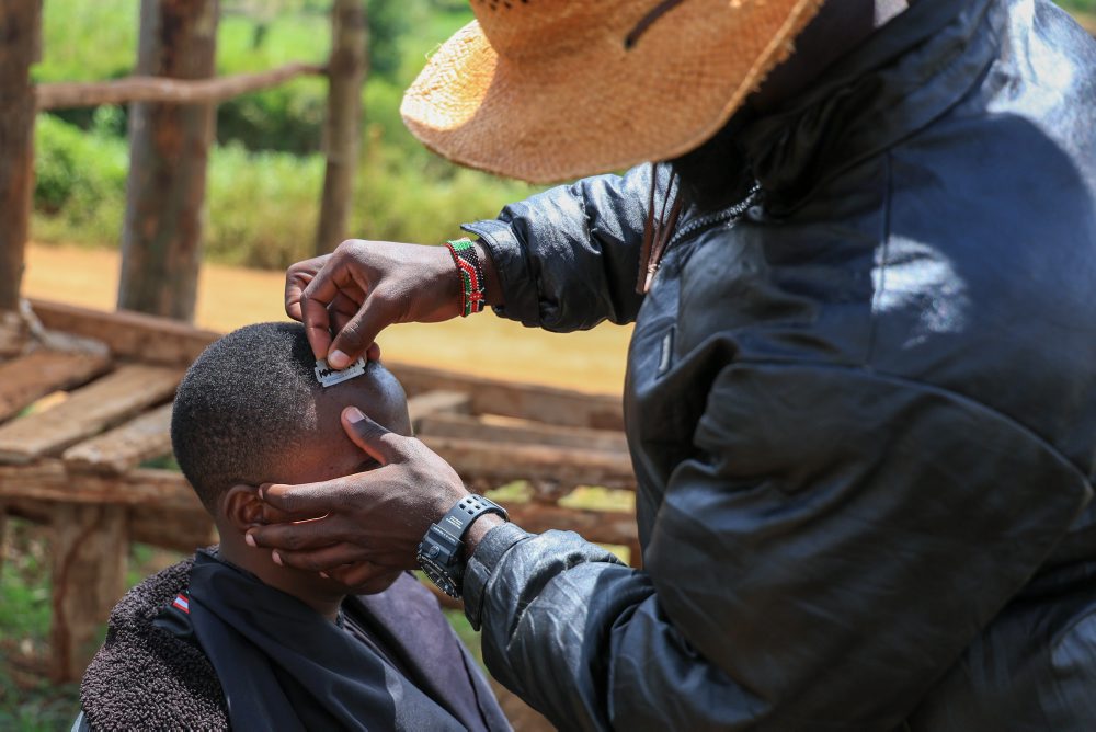 Kenský holič, ktorý používa ostro nabrúsenú lopatu, prosperuje vďaka africkému šialenstvu na sociálnych médiách