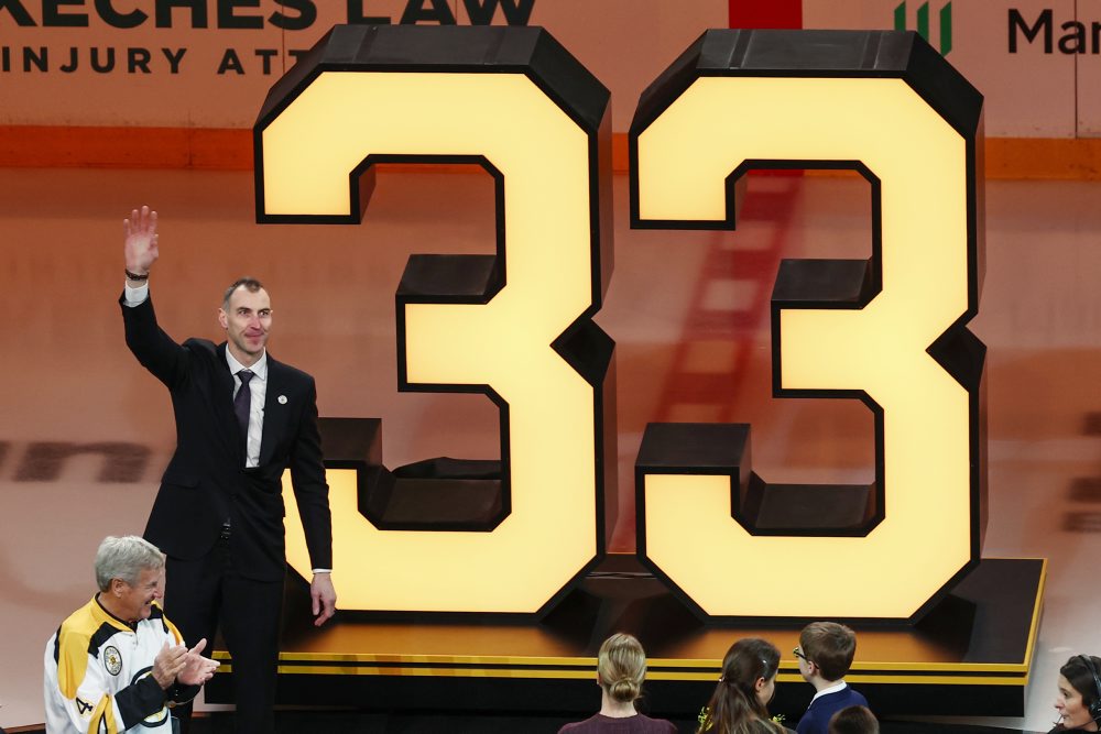 Boston Bruins si uctil Cháru, vyvesil jeho dres s číslom 33