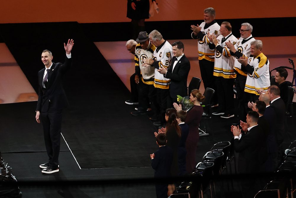 Boston Bruins si uctil Cháru, vyvesil jeho dres s číslom 33