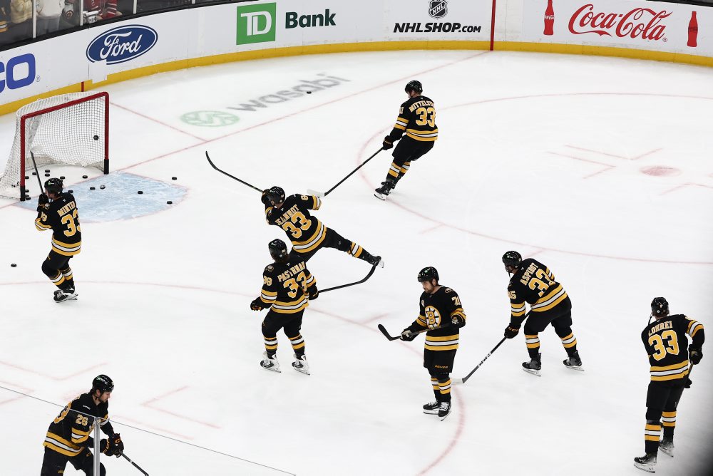 Boston Bruins si uctil Cháru, vyvesil jeho dres s číslom 33