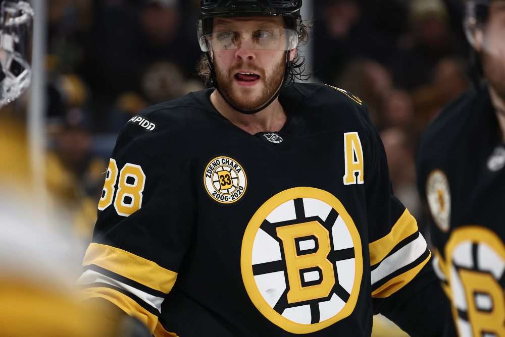 Boston Bruins si uctil Cháru, vyvesil jeho dres s číslom 33