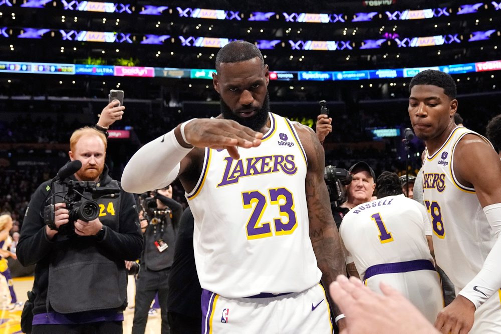 James oznámil odchod z Lakers a pokračovanie hráčskej kariéry