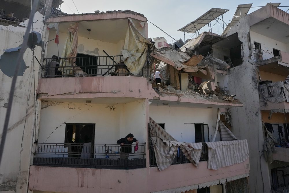 Škody po izraelských leteckých útokoch na prístavné mesto Sidon na juhu Libanonu