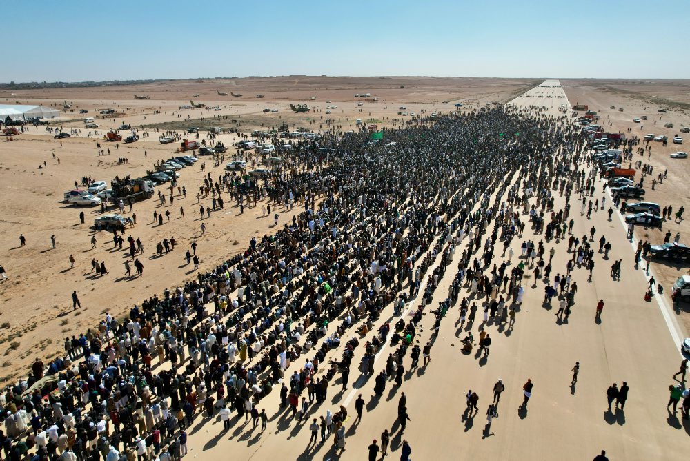 Pohreb zavraždeného Kaddáfího syna Sajfa Isláma v Líbyi