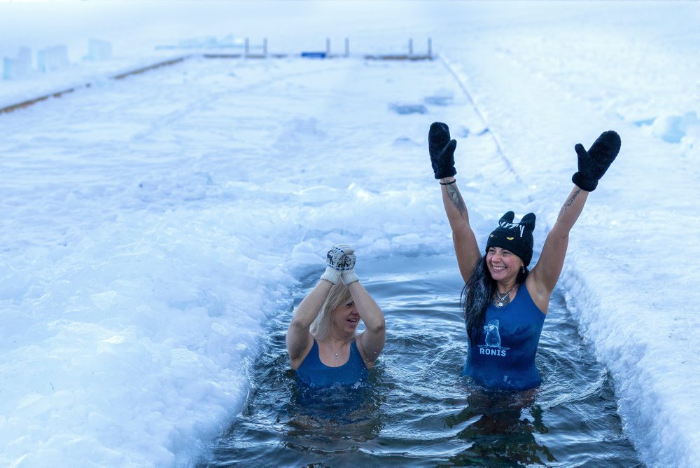 Otužovanie počas chladného rána v litovskom meste Vilnius
