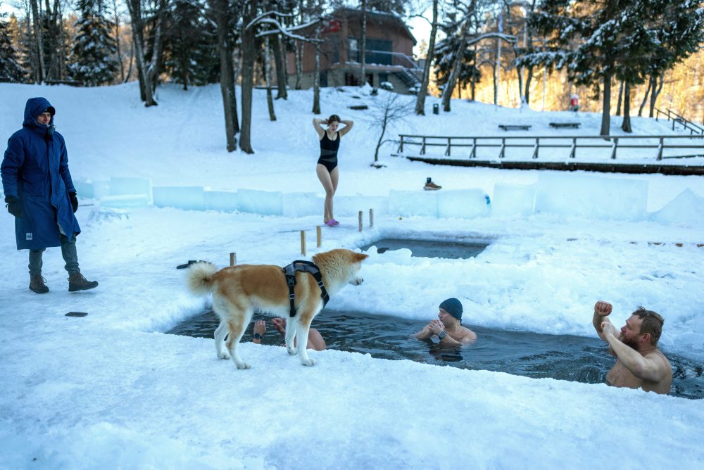 Otužovanie počas chladného rána v litovskom meste Vilnius
