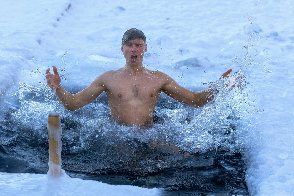 Otužovanie počas chladného rána v litovskom meste Vilnius