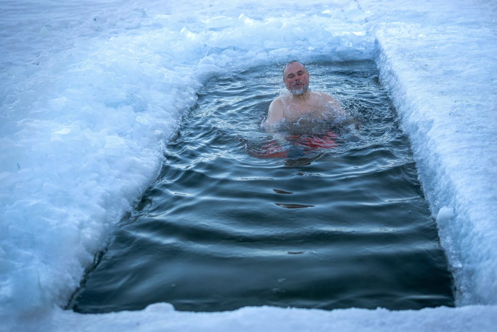 Otužovanie počas chladného rána v litovskom meste Vilnius