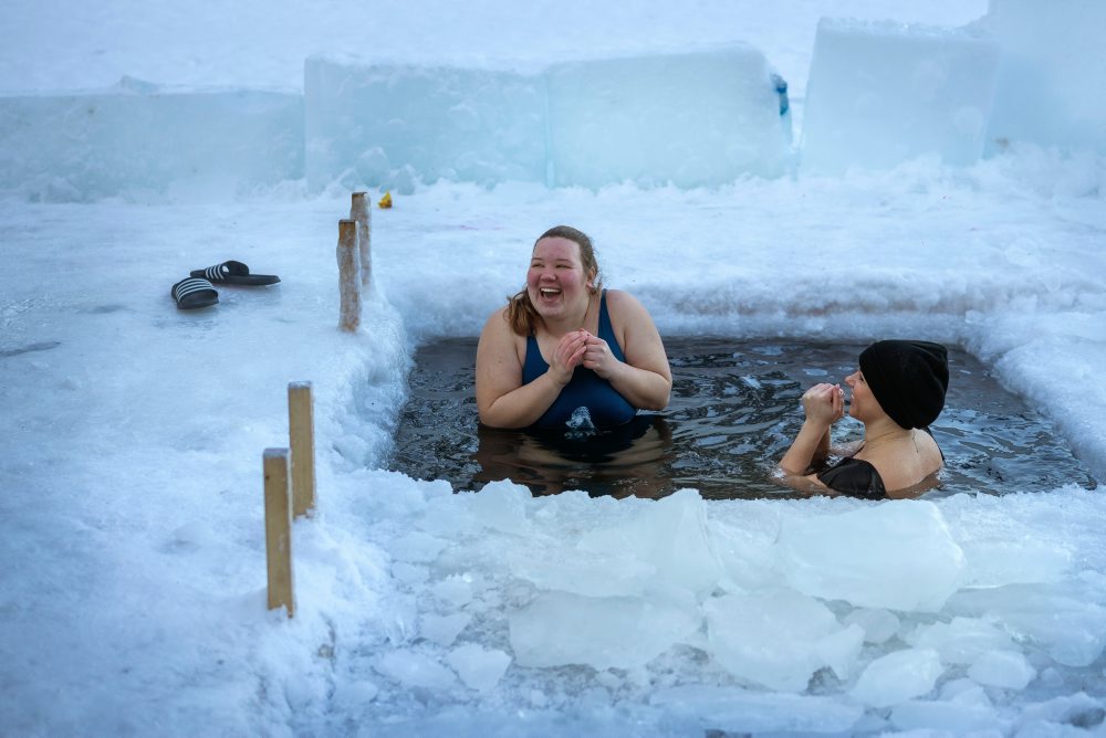 Otužovanie počas chladného rána v litovskom meste Vilnius