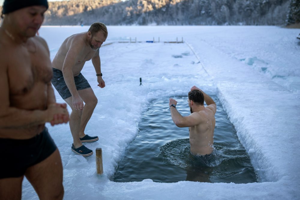 Otužovanie počas chladného rána v litovskom meste Vilnius