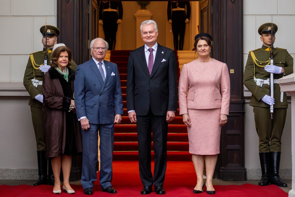 Švédsky kráľ Karol XVI. Gustáv a kráľovná Silvia navštívili Litvu