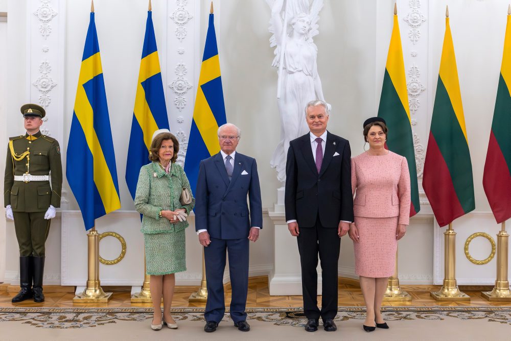 Švédsky kráľ Karol XVI. Gustáv a kráľovná Silvia navštívili Litvu