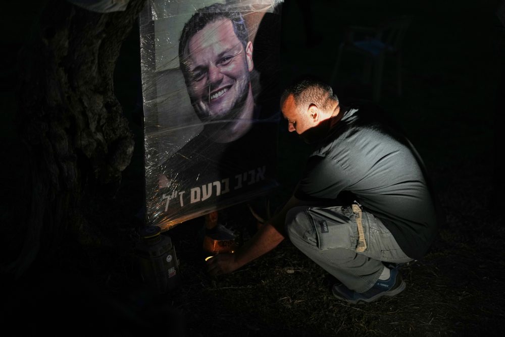 Izraelčania si pripomínajú obete útoku Hamasu spred troch rokov