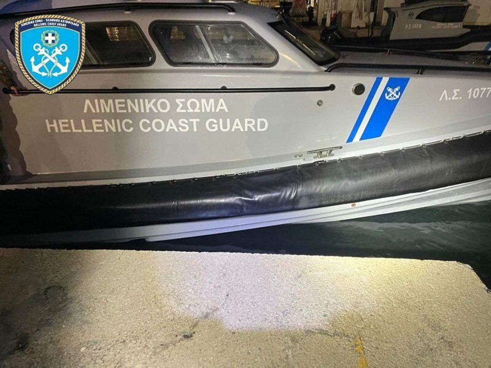 Zrážka plavidla s migrantmi a lode gréckej pobrežnej stráže