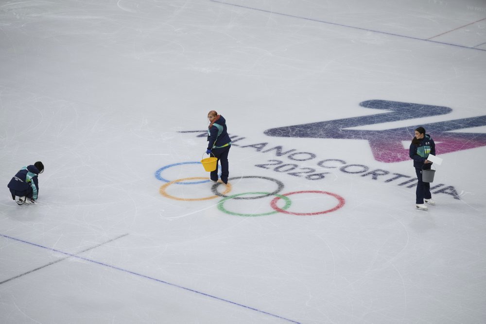 Príprava ľadu pre prekrasokorčuliarov na zimnom štadióne v Miláne