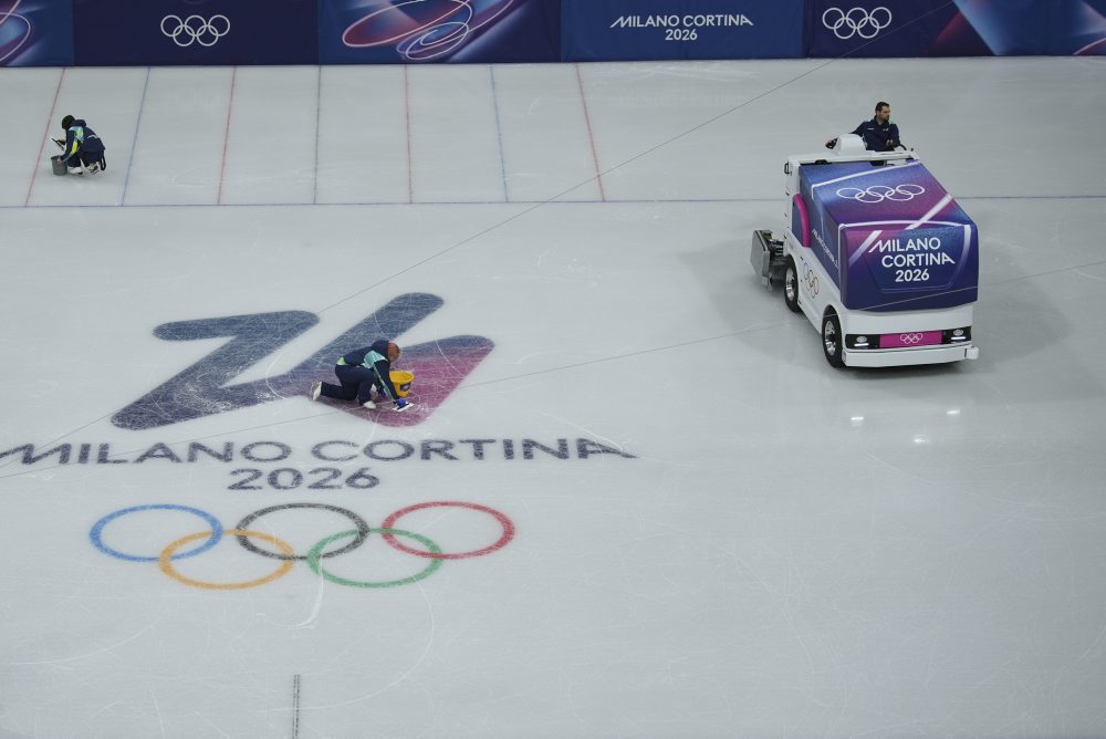 Príprava ľadu pre prekrasokorčuliarov na zimnom štadióne v Miláne