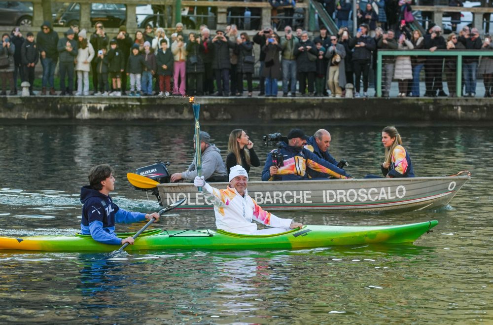 Olympijská pochodeň v kanáli Naviglio v Miláne pred otváracím ceremoniálom XXV. zimných olympijských hier Miláno-Cortina 2026