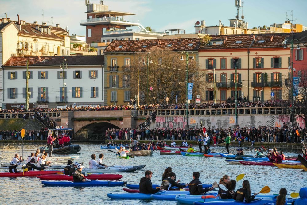 Olympijská pochodeň v kanáli Naviglio v Miláne pred otváracím ceremoniálom XXV. zimných olympijských hier Miláno-Cortina 2026
