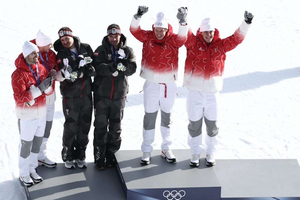 Švajčiari Von Allmen a Nef získali zlato v tímovej kombinácii