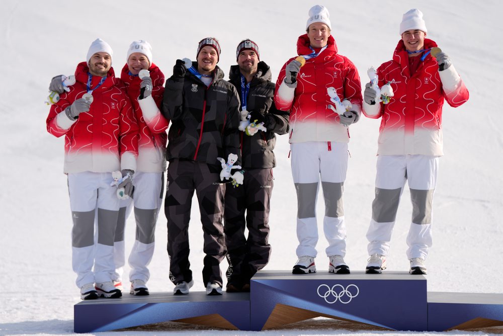 Švajčiari Von Allmen a Nef získali zlato v tímovej kombinácii