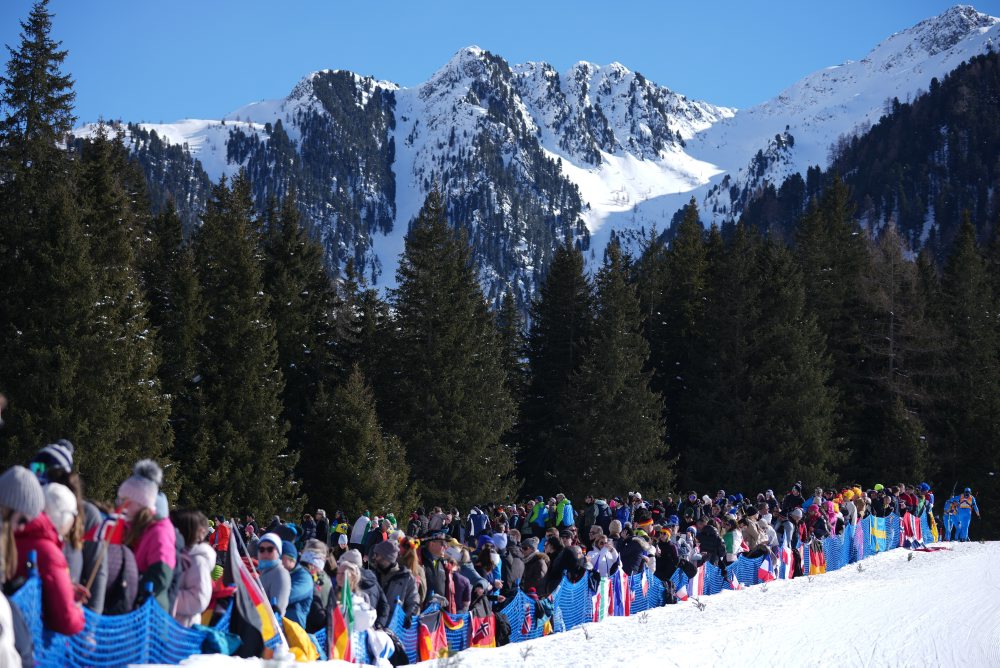 Preteky mužov na 15km s hromadným štartom v biatlone