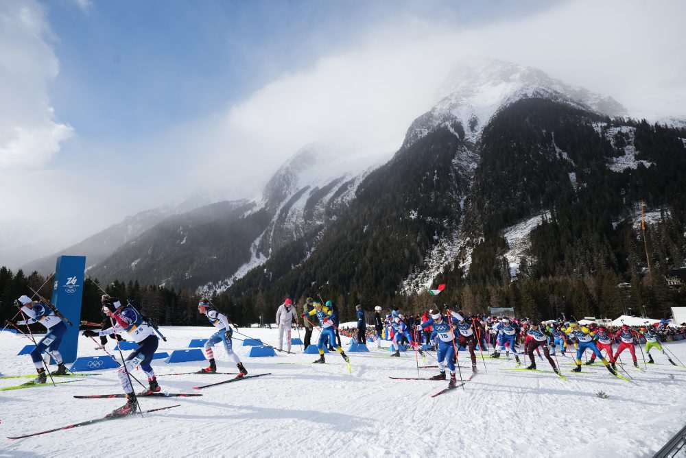 Preteky mužov na 15km s hromadným štartom v biatlone