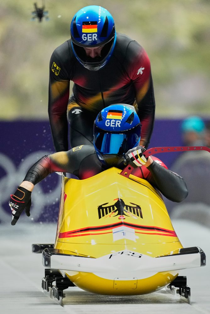 Po úvodných dvoch jazdách dvojbobov vedú Lochner s Fleischhauerom